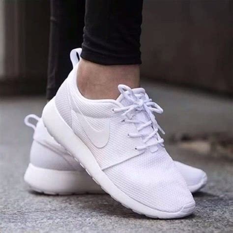 witte nike sneakers kind|white sneakers for women.